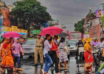 অষ্টমীর দুপুরেই ভিজল কলকাতা