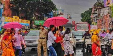 অষ্টমীর দুপুরেই ভিজল কলকাতা