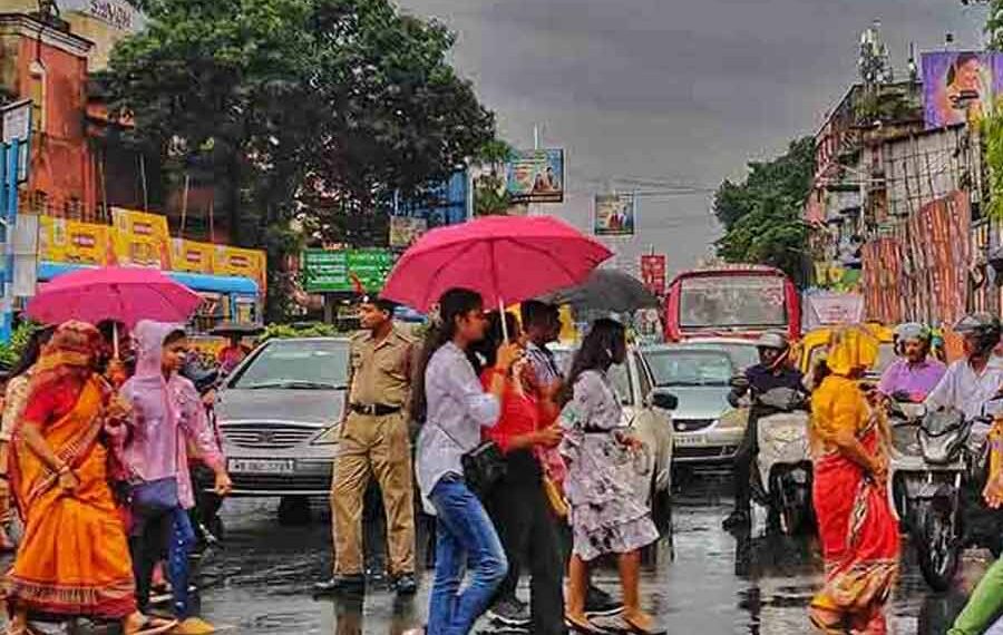 অষ্টমীর দুপুরেই ভিজল কলকাতা