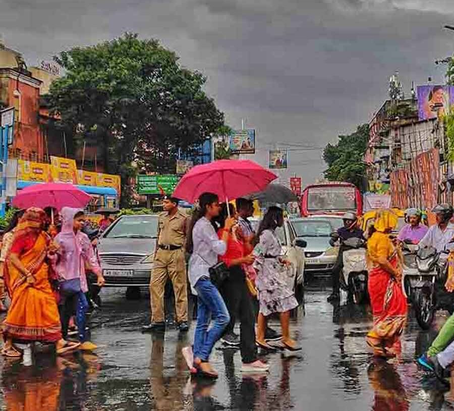 অষ্টমীর দুপুরে কলকাতায় বৃষ্টির পূর্বাভাস দিল হাওয়া অফিস। ছবি: সংগৃহীত