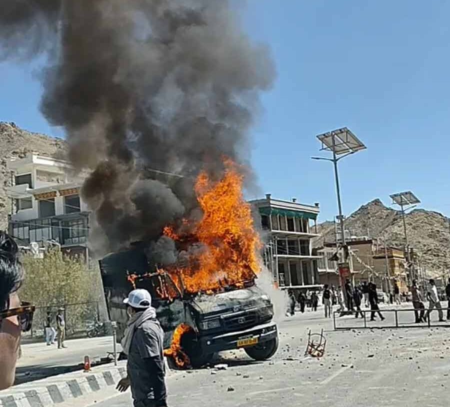 বিজেপির প্রতিশ্রুতিভঙ্গে বিক্ষুব্ধ লাদাখের বৌদ্ধরা মুসলিমদের সঙ্গে হাত মিলিয়েছেন চার বছর আগেই। সম্প্রতি পুলিশের গুলিতে মৃত্যু, সোনম ওয়াংচুকের গ্রেফতার ও ‘অ্যান্টি ন্যাশনাল’ তকমা হাওয়া দিচ্ছে ক্ষোভের আগুনে।