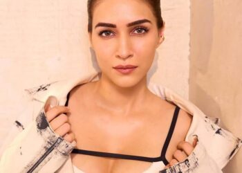 বলিউডে নারী-পুরুষ বৈষম্য নিয়ে ফের মুখ খুললেন কৃতি শ্যানন