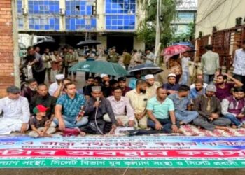 সিলেটের ফুটপাত ও রাস্তা দখলমুক্তির দাবিতে অবস্থান কর্মসূচি করা হয় 