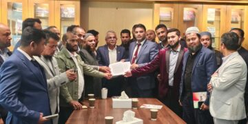 নর্থ ইংল্যান্ড বাংলাদেশী এসোশিয়েসনের পক্ষ থেকে স্বারকলিপি প্রদান