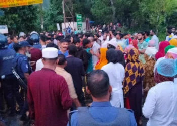 বকেয়া বেতনের দাবিতে ঢাকা-ময়মনসিংহ মহাসড়ক অবরোধ