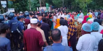 বকেয়া বেতনের দাবিতে ঢাকা-ময়মনসিংহ মহাসড়ক অবরোধ