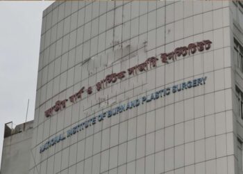 বাসায় ঘুমের মধ্যে এসি বিস্ফোরণ