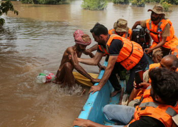 পাকিস্তানে বন্যার্তদের উদ্ধারকারী নৌকা ডুবে ৫ জনের প্রাণহানি
