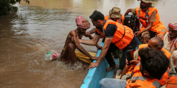 পাকিস্তানে বন্যার্তদের উদ্ধারকারী নৌকা ডুবে ৫ জনের প্রাণহানি