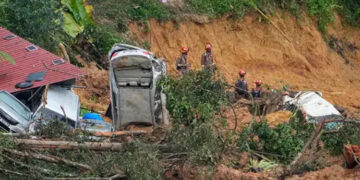 মালয়েশিয়ায় ভূমিধসে নিহত ১২