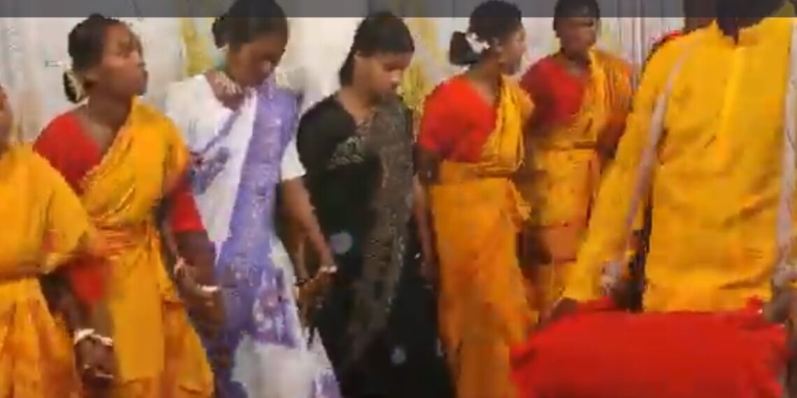 ঠাকুরগাঁওয়ে ওঁরাও সম্প্রদায়ের ঐতিহ্যবাহী কারাম পূজা ও সামাজিক উৎসব অনুষ্ঠিত