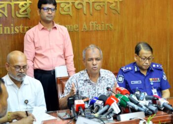 সারাদেশে নির্বিঘ্নে দুর্গাপূজা উদযাপনে ঝুঁকি নেই: স্বরাষ্ট্র উপদেষ্টা