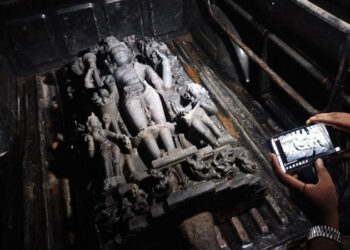 বগুড়ায় ৫ মণ ওজনের কষ্টিপাথরের মূর্তি উদ্ধার