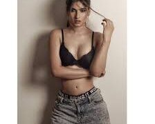 বন্ধুরা উঠতে না পারায় ট্রেন থেকে লাফ, আহত অভিনেত্রী কারিশমা