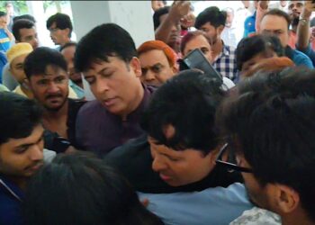 রাজশাহী বিশ্ববিদ্যালয়ে শিক্ষক-শিক্ষার্থীদের ধাক্কাধাক্কি