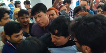 রাজশাহী বিশ্ববিদ্যালয়ে শিক্ষক-শিক্ষার্থীদের ধাক্কাধাক্কি