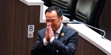 থাইল্যান্ডের নতুন প্রধানমন্ত্রী আনুতিন চার্নভিরাকুল