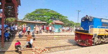 ভৈরবকে জেলা ঘোষণার দাবিতে উত্তাল জনতা: ট্রেন অবরোধে ‘শিলাবৃষ্টি’র মতো পাথর নিক্ষেপ, আহত ২০