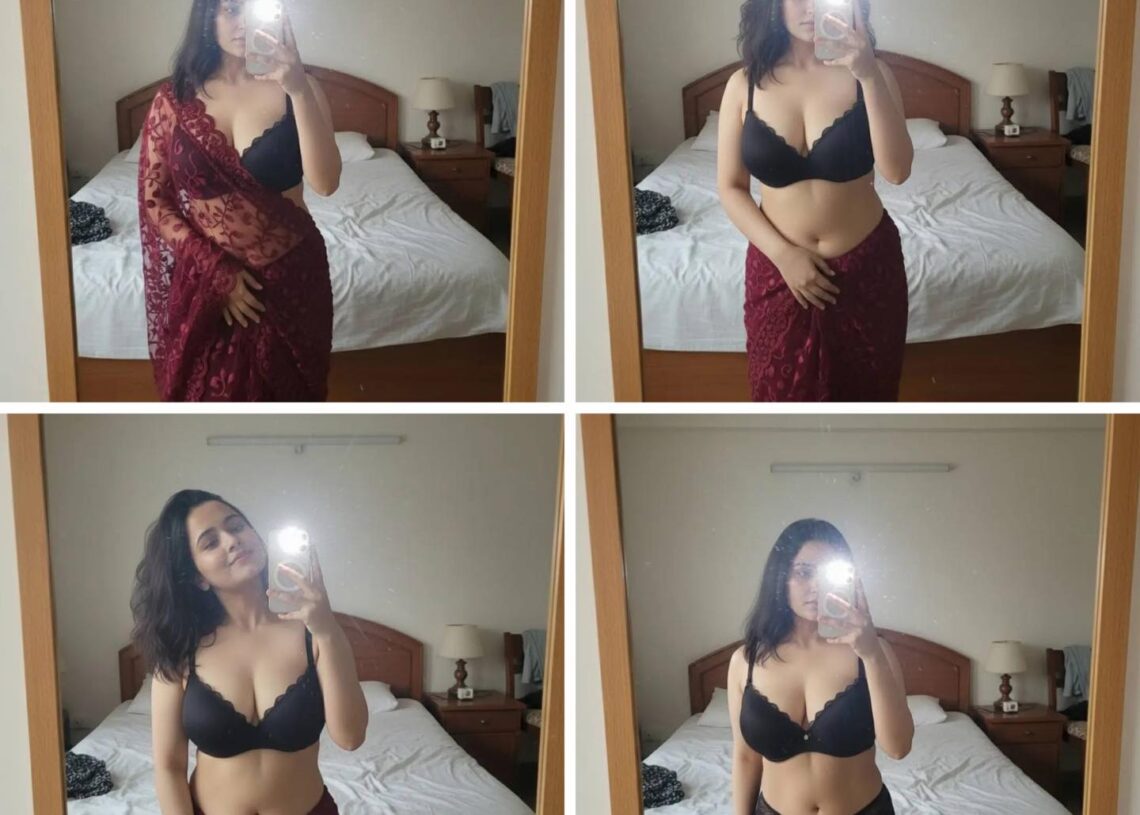 আয়নার সামনে মেরুন শাড়ি ও কালো অন্তর্বাস পরা এক নারী সেলফি তুলছেন, যা একটি নতুন ফ্যাশন ট্রেন্ডের প্রতীক।