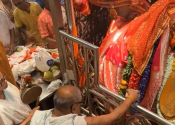 কাঁসর বাজিয়ে মাতৃবন্দনা, কালীঘাট মন্দিরে আরতি করলেন মুখ্যমন্ত্রী