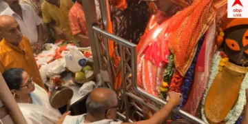 কাঁসর বাজিয়ে মাতৃবন্দনা, কালীঘাট মন্দিরে আরতি করলেন মুখ্যমন্ত্রী