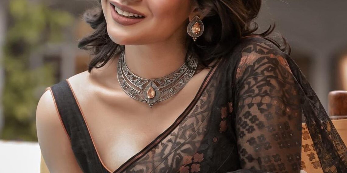 সমাজ আর একজন অস্বস্তিকর নারী: নিজের ব্যর্থতা ও স্বাধীনতা নিয়ে খোলামেলা আজমেরী হক বাঁধন