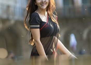 কালো শাড়িতে দেশি নারীর সৌন্দর্য – প্রকৃতির মাঝে এক রোমাঞ্চকর অভিজ্ঞতা
