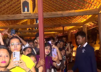 বৃষ্টি উপেক্ষা করেই নবমীতে মানুষের ঢল