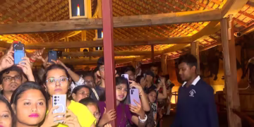 বৃষ্টি উপেক্ষা করেই নবমীতে মানুষের ঢল