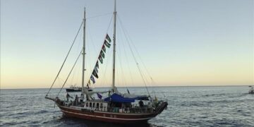 গাজার উদ্দেশে ফ্লোটিলা: ইসরাইলি অবরোধ ভেঙে এগিয়ে চলার প্রতীকী অভিযাত্রা