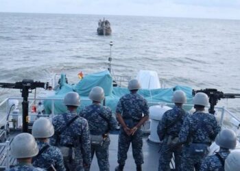 বঙ্গোপসাগরে ট্রলারসহ ২৬ জেলেকে জীবিত উদ্ধার করল নৌবাহিনী