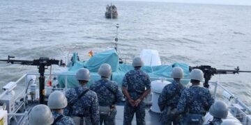 বঙ্গোপসাগরে ট্রলারসহ ২৬ জেলেকে জীবিত উদ্ধার করল নৌবাহিনী