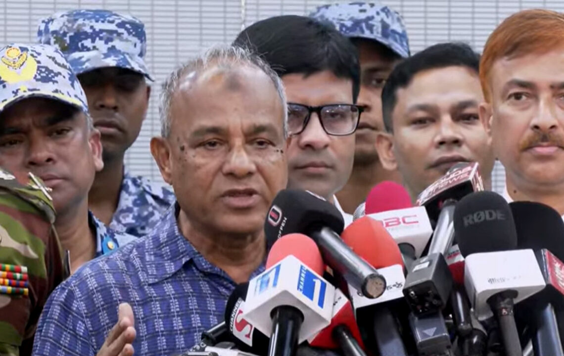 বিমানবন্দরের কার্গো ভিলেজের অগ্নিকাণ্ড তদন্তে আসছে ৪ দেশের বিশেষজ্ঞ।
স্বরাষ্ট্র উপদেষ্টা লেফটেন্যান্ট জেনারেল (অব.) মো. জাহাঙ্গীর আলম চৌধুরী