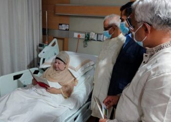 হাসপাতালে খালেদা জিয়ার হাতে জুলাই সনদের আমন্ত্রণপত্র