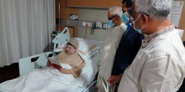 হাসপাতালে খালেদা জিয়ার হাতে জুলাই সনদের আমন্ত্রণপত্র