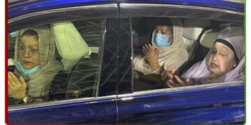 জিয়াউর রহমানের মাজারে খালেদা জিয়ার জিয়ারত | রাজনীতি সংবাদ