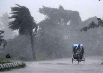 রাতের মধ্যে ঝড়ের আশঙ্কা: ঢাকাসহ ৫ অঞ্চলে ঘণ্টায় ৬০ কিমি বেগে দমকা হাওয়া